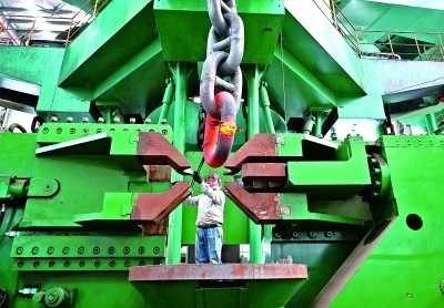 公平競爭的市場環(huán)境為各類經(jīng)營主體成長發(fā)展提供了沃土。前身為鄉(xiāng)鎮(zhèn)小廠的江蘇亞星錨鏈公司，已成為單項冠軍示范企業(yè)。圖為一名工人在該公司生產(chǎn)車間作業(yè)。新華社發(fā)