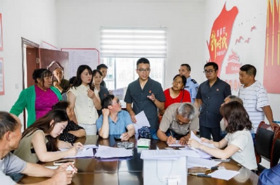 圖為2024年8月6日，重慶市奉節(jié)縣人民法院興隆人民法庭庭長費(fèi)明軍（中）在做調(diào)解工作。蹇懿 攝