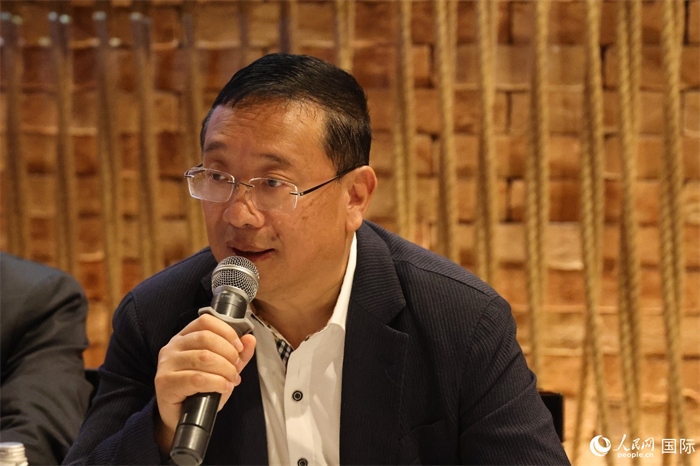 巴西文協(xié)主席上官建峰在座談會上致辭。人民網(wǎng)記者 陳海琪攝
