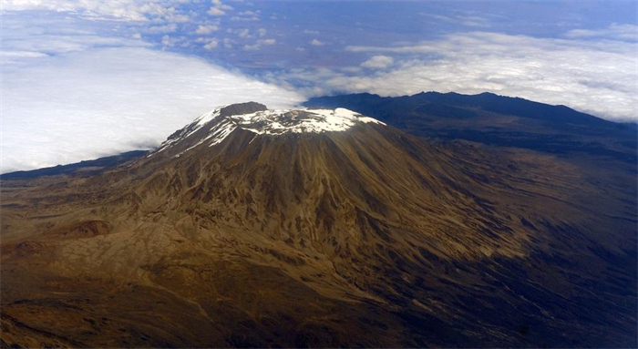 2012年8月3日，常被云霧環(huán)繞的乞力馬扎羅山云開霧散，雄姿一覽無余。新華社記者丁海濤攝