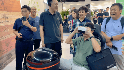 研學團成員正在用VR眼鏡體驗。人民網(wǎng) 王戰(zhàn)雄攝