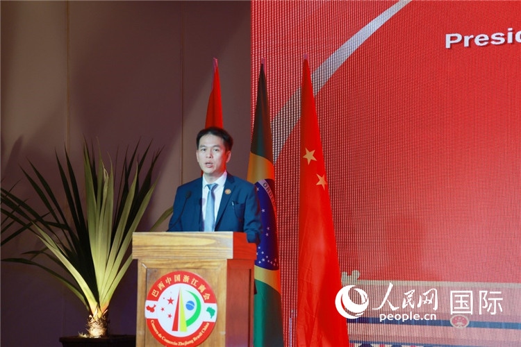 巴西中國浙江商會(huì)執(zhí)行會(huì)長陳翔廣宣讀賀電。人民網(wǎng)記者 陳海琪攝