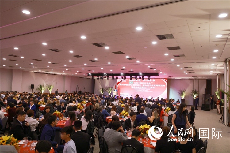 當(dāng)?shù)貢r(shí)間8月24日晚，巴西中國浙江商會(huì)第六屆理監(jiān)事會(huì)就職典禮在里約熱內(nèi)盧舉行。圖為就職典禮現(xiàn)場(chǎng)。人民網(wǎng)記者 陳海琪攝