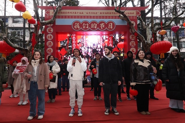 “熊貓叨叨”團隊參加上海四平社區(qū)“元宵行街會”。