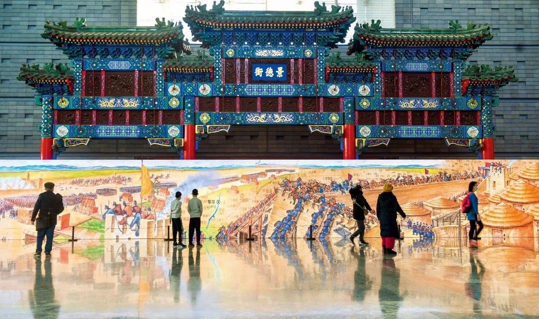 △2022年1月，觀(guān)眾在首都博物館參觀(guān)“穿越時(shí)空的大運(yùn)河”數(shù)字影像展。