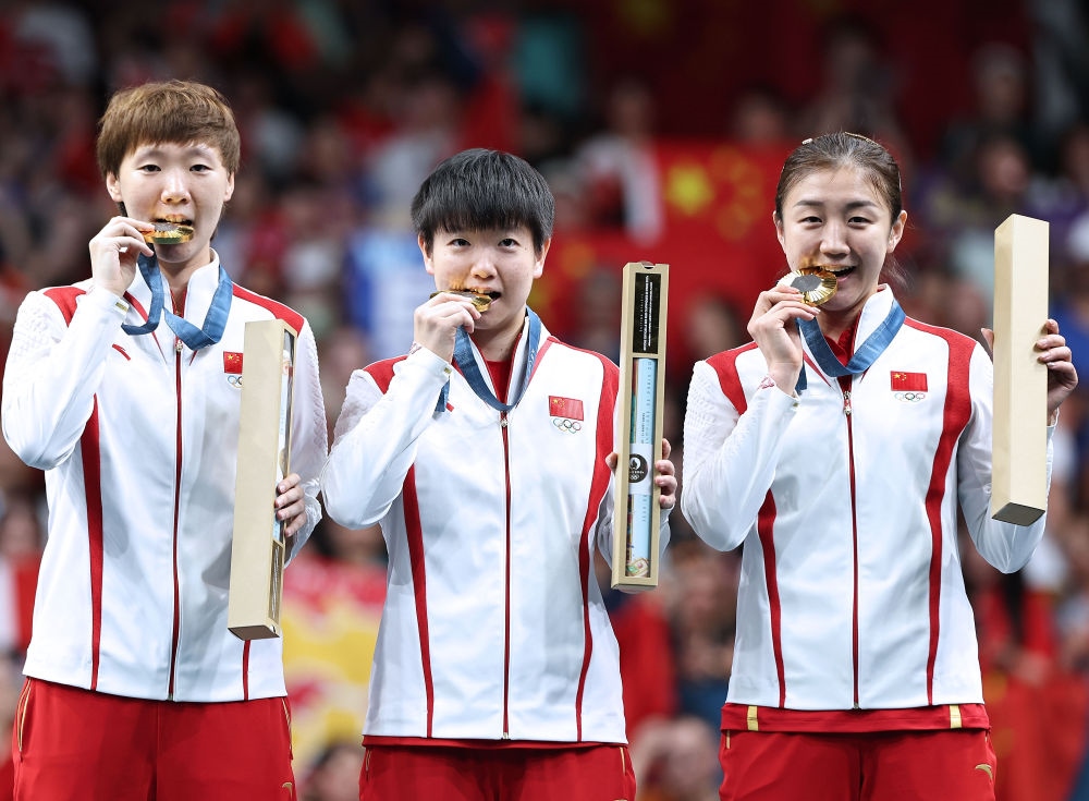 冠軍中國(guó)隊(duì)選手王曼昱、孫穎莎、陳夢(mèng)（從左至右）在巴黎奧運(yùn)會(huì)乒乓球女子團(tuán)體頒獎(jiǎng)儀式上（2024年8月10日攝）。新華社記者 王東震 攝