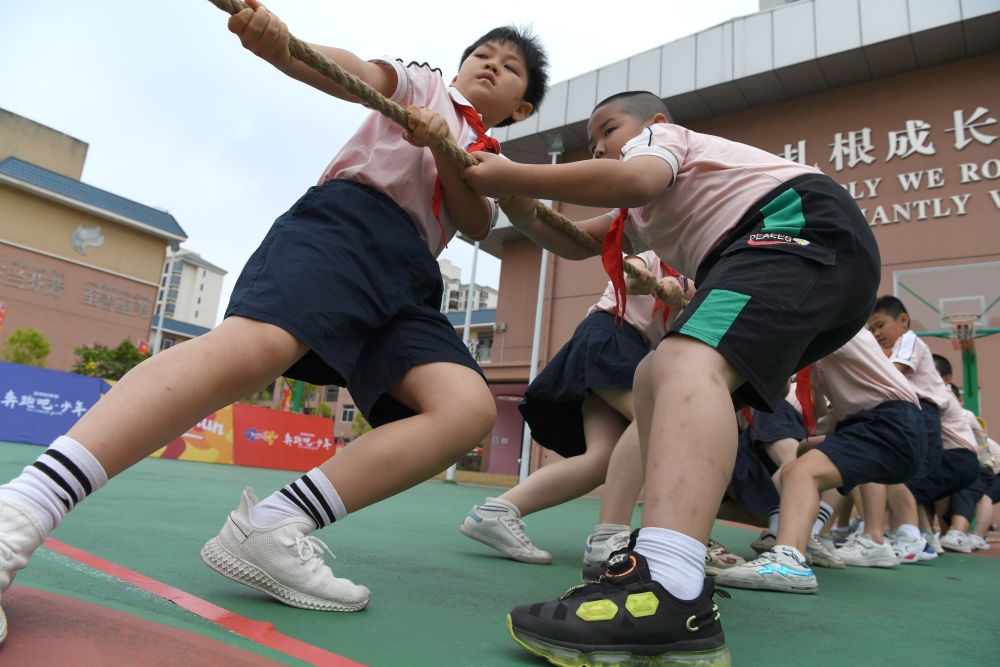廣西南寧市玉蘭路小學(xué)的孩子們?cè)谶M(jìn)行拔河比賽（2021年5月31日攝）。新華社記者 周華 攝