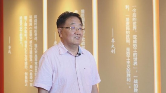圖為中國(guó)社會(huì)科學(xué)學(xué)院近代史研究所研究員張俊義接受媒體采訪(fǎng)。