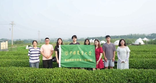 在山東日照，中國農(nóng)業(yè)大學(xué)食品學(xué)院實(shí)踐團(tuán)就農(nóng)業(yè)生產(chǎn)智能化設(shè)備、肥料選用等問題開展實(shí)地調(diào)研，并面向300余名村民陸續(xù)開展4次科普宣講。校方供圖