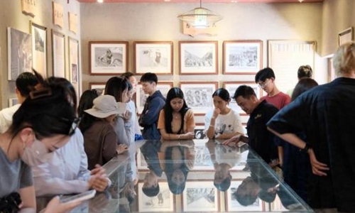 同學(xué)們觀摩文旅設(shè)計。校方供圖