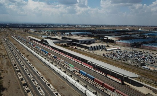 這是2023年9月在肯尼亞首都內(nèi)羅畢拍攝的蒙內(nèi)鐵路內(nèi)羅畢站（無(wú)人機(jī)照片）。新華社記者 韓旭 攝