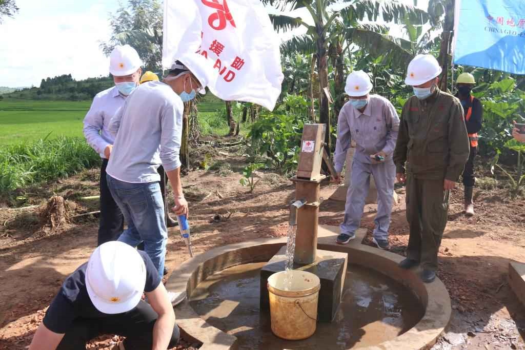 2022年4月11日，在盧旺達(dá)東方省加齊博區(qū)穆拉姆比，工作人員檢查一口中國(guó)援建的水井。新華社發(fā)