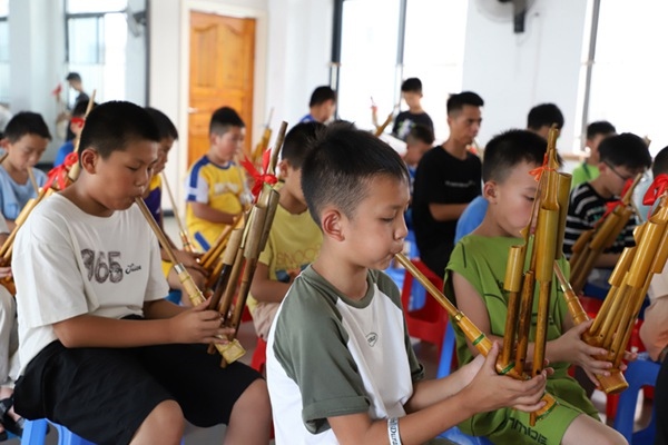 孩子們在學(xué)吹蘆笙。融水縣文化館供圖