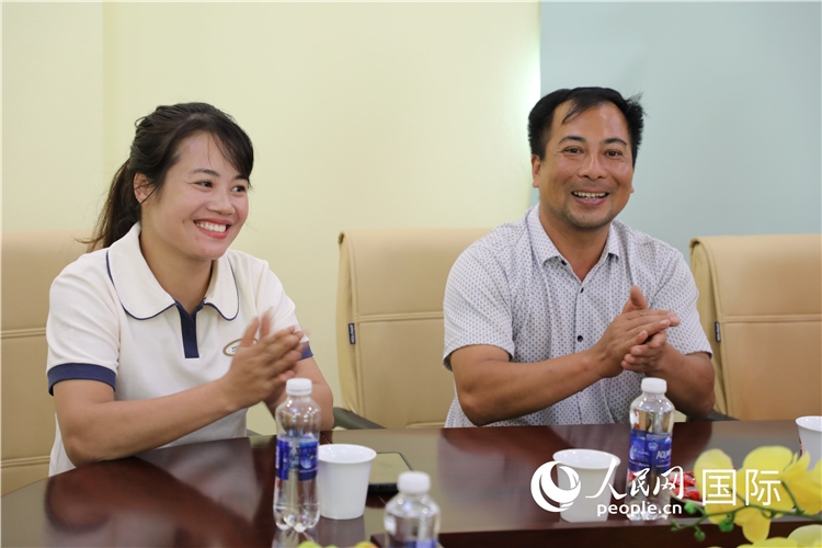 越南沙巴市黃連寄宿制民族小學(xué)老師阮氏秋姮、阮文享。人民網(wǎng)記者簡承淵攝