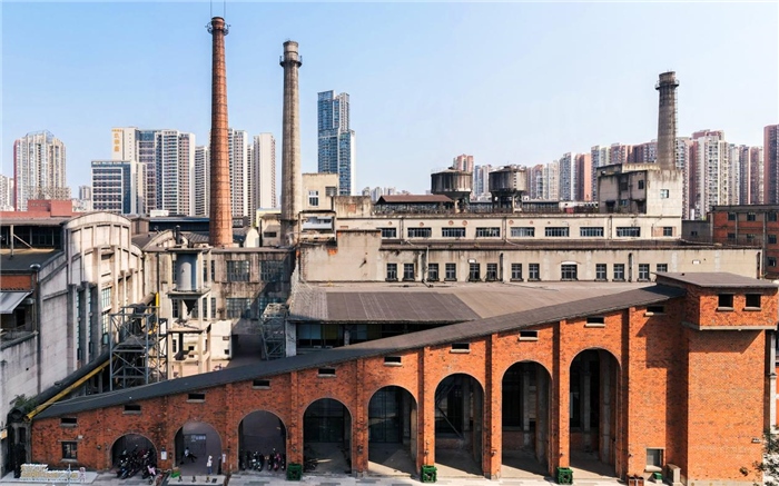 在原成都國營紅光電子管廠舊址上改建而成的東郊記憶園區(qū)南大門。大門既保留了老工業(yè)區(qū)的風貌，又融入了現(xiàn)代審美和創(chuàng)意，成為了園區(qū)一大亮點。資料圖片
