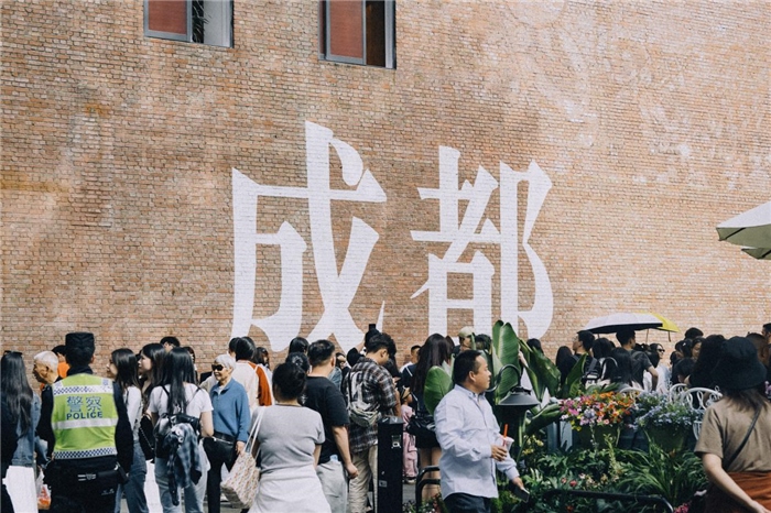 東郊記憶園區(qū)“成都墻”以巨大的“成都”字樣和獨特的藝術設計成為園區(qū)的網紅打卡地，吸引了眾多游客和市民前來參觀。資料圖片