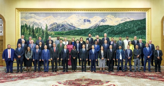  8月30日，國家副主席韓正在北京集體會見出席2024年國際議員友好交流論壇的各國代表。新華社記者 丁林 攝