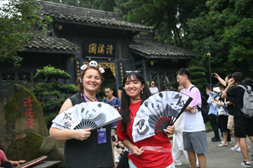 媒體考察團(tuán)成員在都江堰清溪園合影留念。（陳斌 攝）