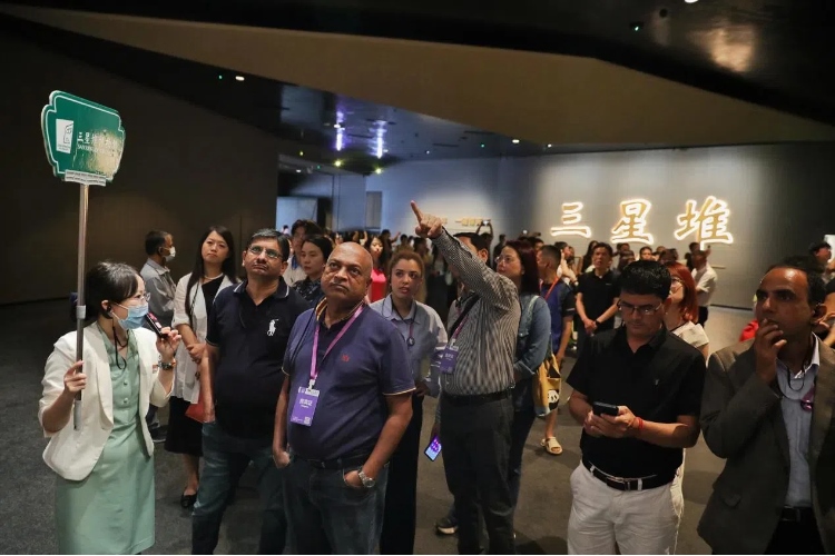 8月31日，亞洲媒體考察團(tuán)參訪三星堆博物館?！吨袊?jīng)濟(jì)周刊》記者肖翊攝