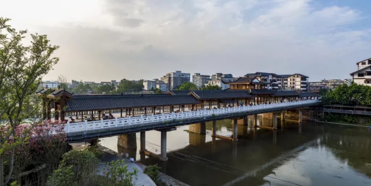 樂山蘇稽古鎮(zhèn)廊橋。樂山市委宣傳部供圖