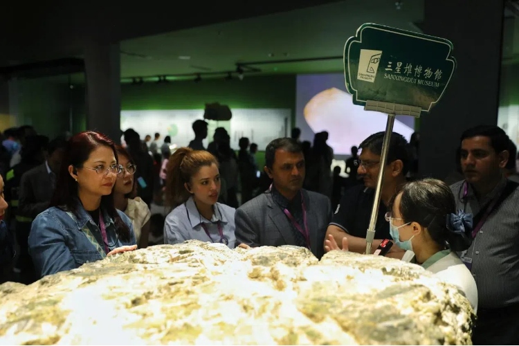 8月31日，亞洲媒體考察團(tuán)參訪三星堆博物館。左一為馬來西亞《星報(bào)》首席商務(wù)官莉迪婭·王?！吨袊?jīng)濟(jì)周刊》記者肖翊攝