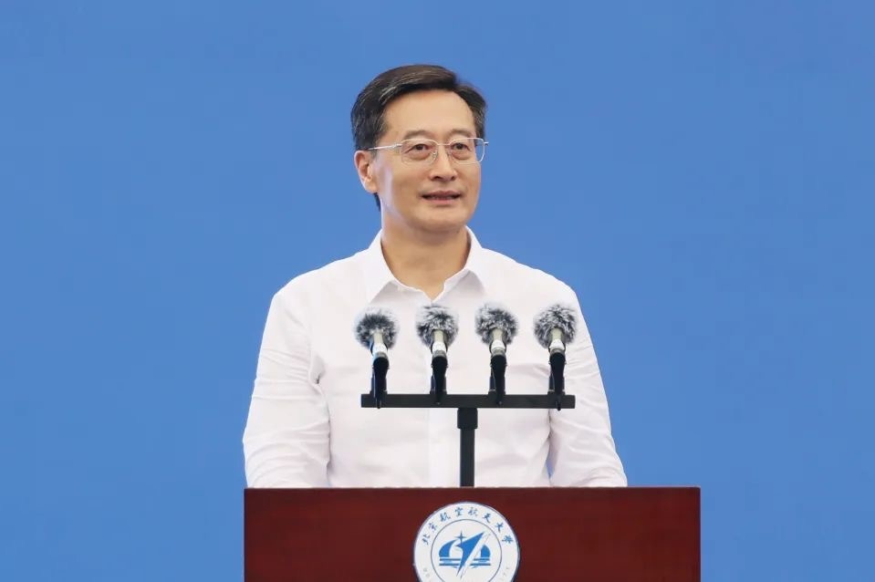 中國工程院院士、北京航空航天大學(xué)校長王云鵬在2024級(jí)新生開學(xué)典禮上講話。校方供圖
