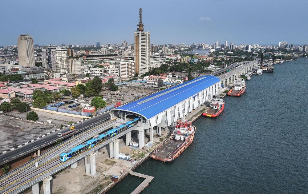 △2024年3月，在尼日利亞拉各斯，一列輕軌藍(lán)線列車駛?cè)氪a頭站。拉各斯輕軌藍(lán)線是西非地區(qū)首條由中國(guó)企業(yè)自主設(shè)計(jì)、建造、施工、運(yùn)營(yíng)的電氣化城市軌道交通項(xiàng)目。