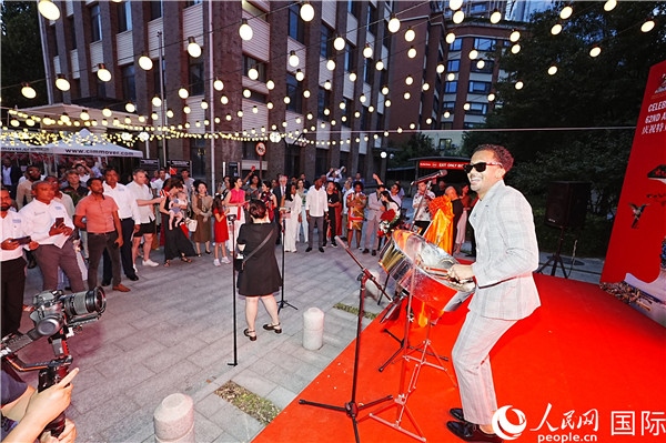 來自特多的藝術(shù)家在慶祝儀式上表演特多鋼鼓。人民網(wǎng)記者 趙益普攝