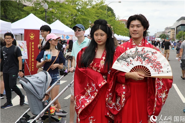 5、當(dāng)?shù)厝A僑華人身穿漢服參加文化節(jié)。 人民網(wǎng)記者 李志偉攝