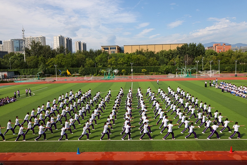 高一學(xué)生在開學(xué)典禮中表演軍體拳。學(xué)校供圖