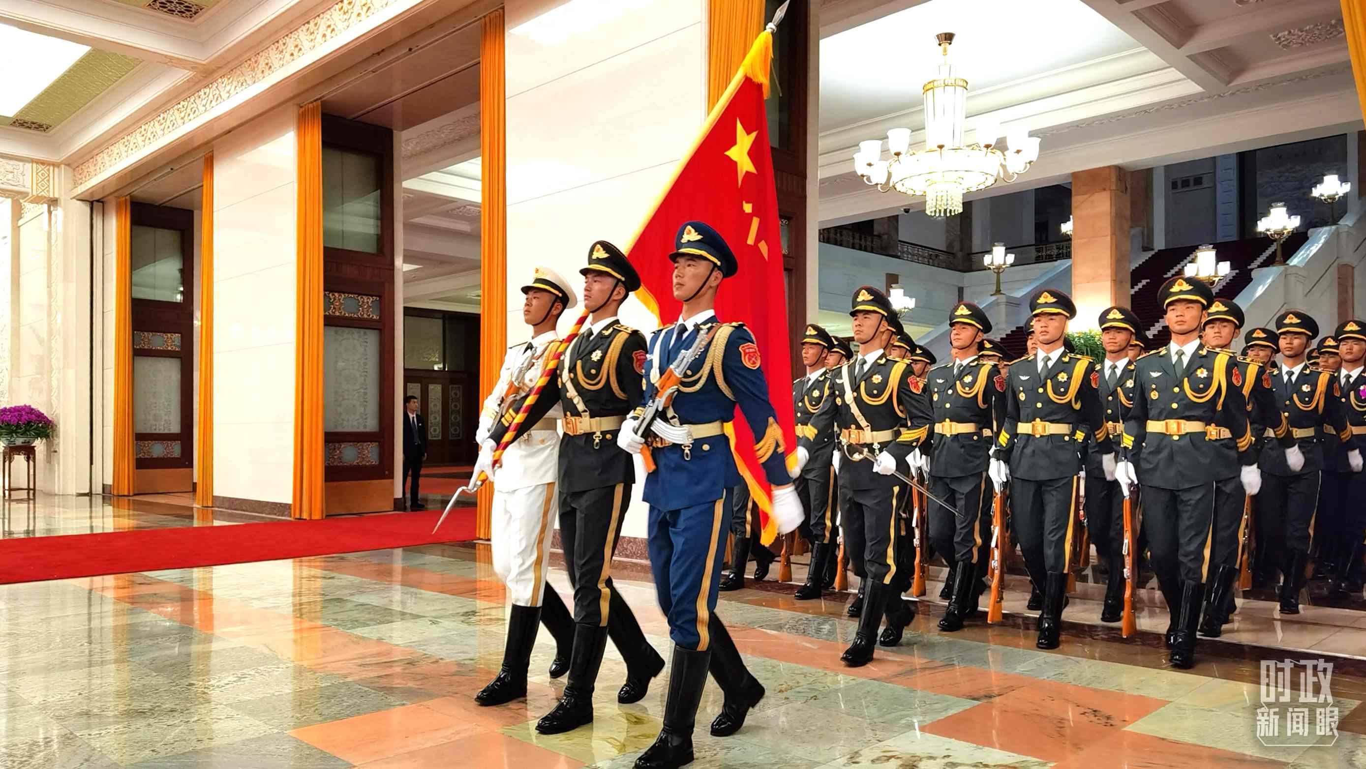 △9月2日，習(xí)主席在人民大會堂北大廳為拉馬福薩總統(tǒng)舉行歡迎儀式。（總臺央視記者郭鴻拍攝）
