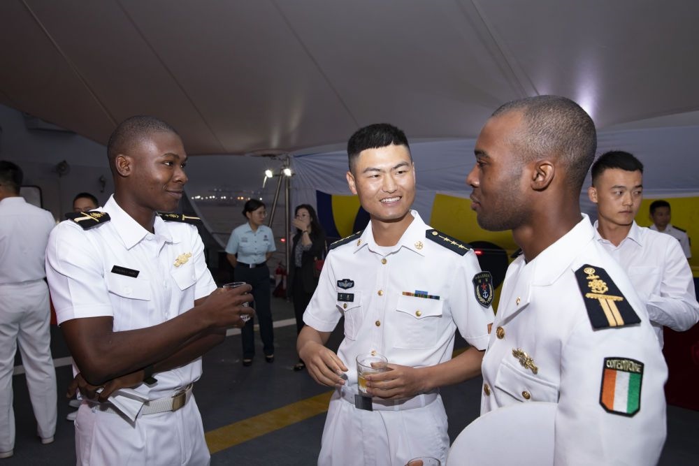 2023年6月25日，中國和科特迪瓦雙方官兵在南寧艦舉辦的甲板招待會上交流。中國海軍第43批護航編隊22日抵達科特迪瓦經(jīng)濟首都阿比讓，開始對科特迪瓦為期4天的友好訪問。