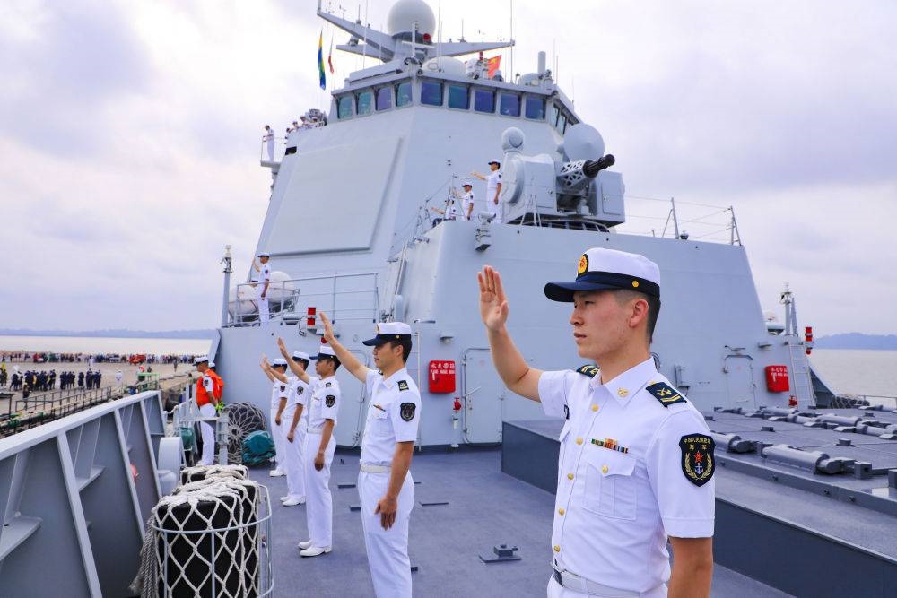 2023年7月8日，中國海軍第43批護航編隊官兵向加蓬利伯維爾奧文多港碼頭的歡迎人群揮手致意。中國海軍第43批護航編隊抵達加蓬利伯維爾，開始對加蓬進行為期4天的友好訪問。
