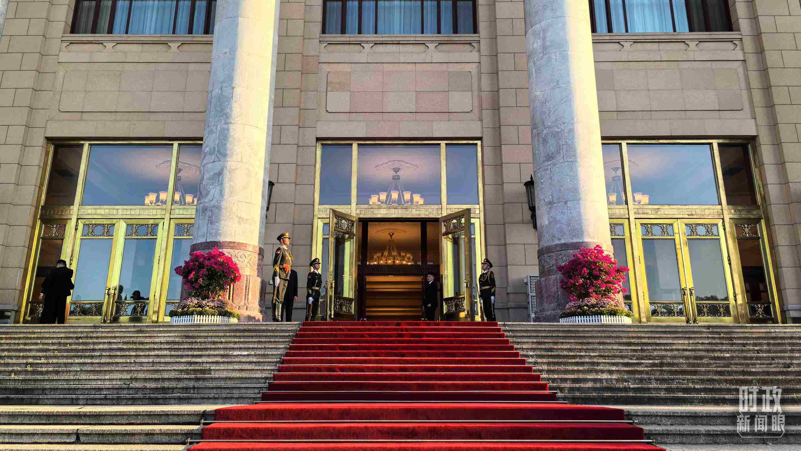 △人民大會堂外，禮兵列隊迎接貴賓。（總臺央視記者陸泓宇拍攝）