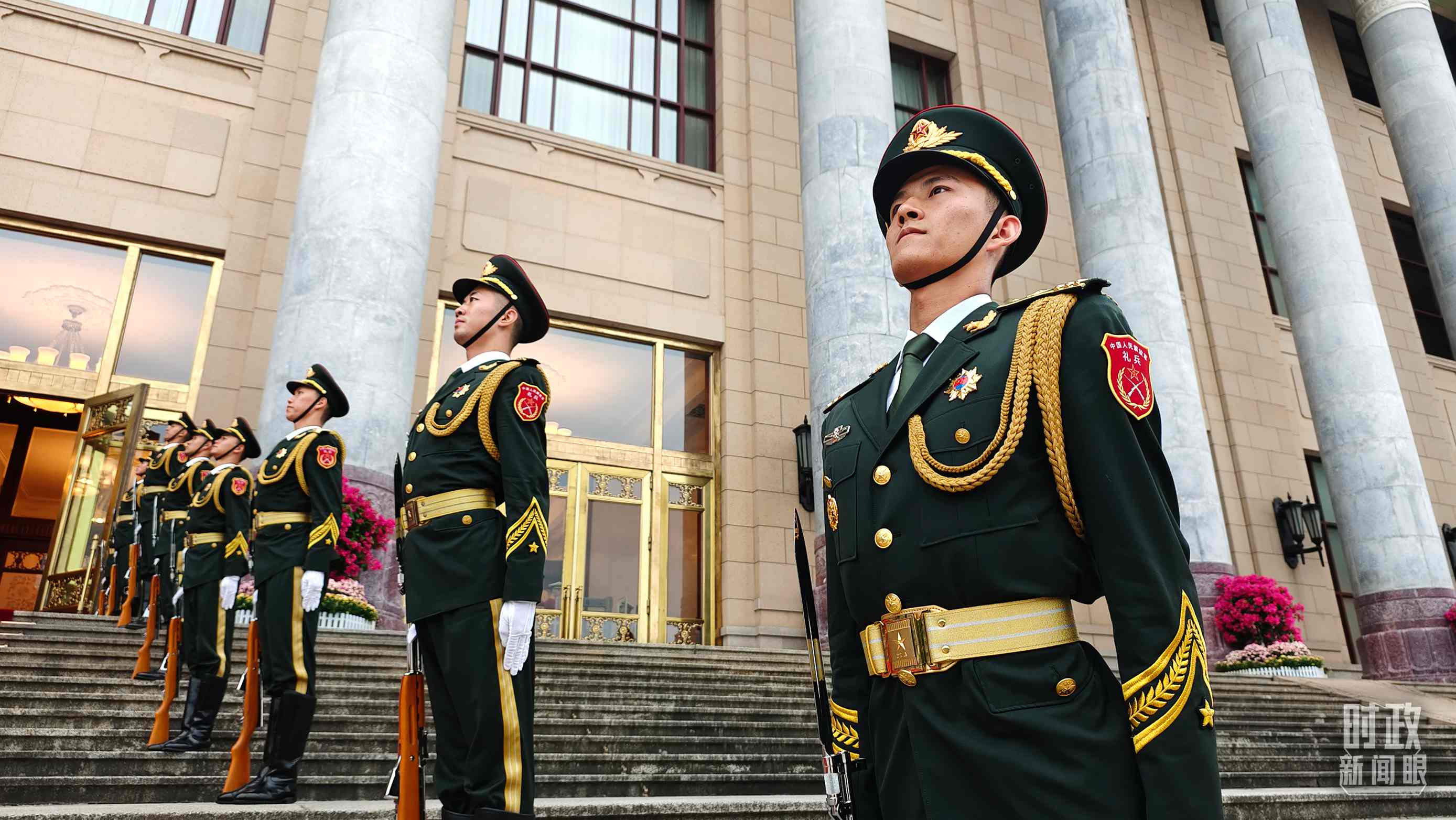  △人民大會堂外，禮兵列隊(duì)歡迎外國領(lǐng)導(dǎo)人。（總臺央視記者韓銳拍攝）
