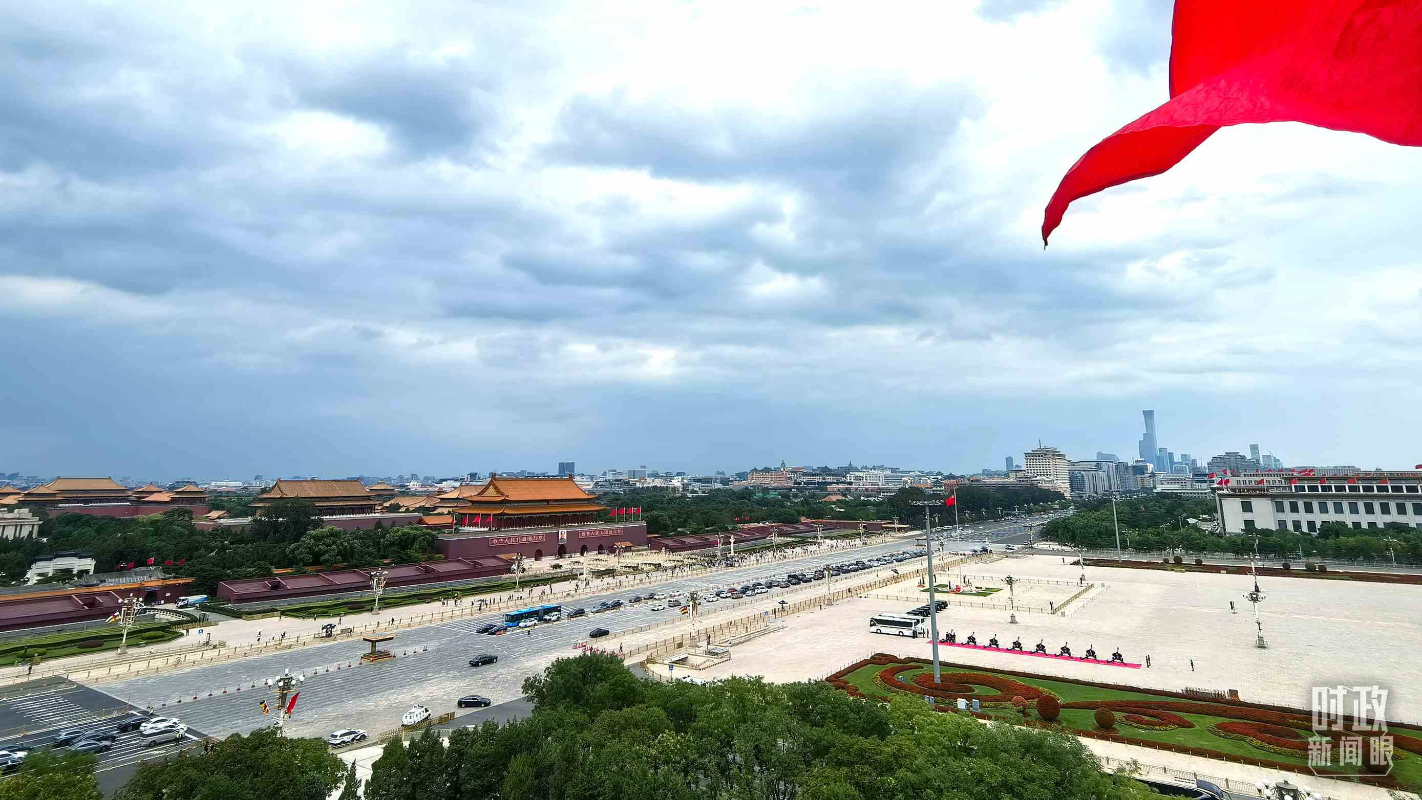 △北京長安街兩側(cè)懸掛中非合作論壇成員旗幟。（總臺央視記者張垚拍攝）