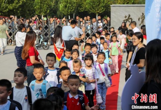9月1日起，河北省衡水市各中小學(xué)陸續(xù)開學(xué)。9月4日，2024級小學(xué)一年級新生集中入學(xué)，為迎接新同學(xué)，各學(xué)校開展了豐富多彩的活動。 據(jù)衡水市教育局介紹，今年衡水市746所中小學(xué)共迎來75.1萬名新生。其中，全市550所小學(xué)迎來新生34.46萬名。圖為衡水市第十二中學(xué)小學(xué)部的一年級新生走紅毯。陳康 攝