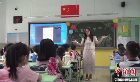 圖為衡水市新苑小學(xué)，老師正在給學(xué)生講開學(xué)第一課的內(nèi)容。王天祥 攝