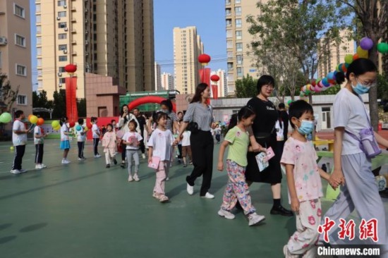 圖為衡水市新苑小學(xué)，小學(xué)一年級新生佩戴“夢想徽章”后，步入校園 。王天祥 攝