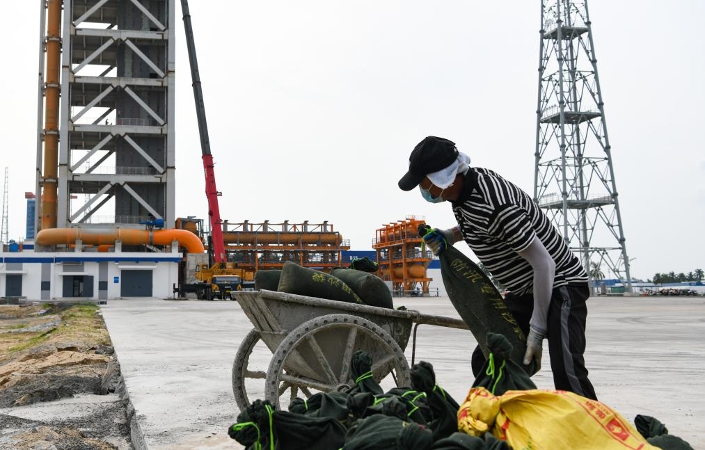 9月4日，在海南商業(yè)航天發(fā)射場二號發(fā)射工位附近，工作人員將防汛專用沙袋裝車準備運送到塔架上。新華社記者 楊冠宇 攝