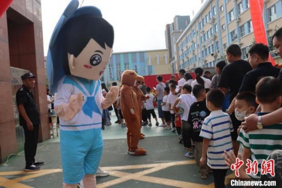 圖為衡水市新苑小學(xué)，老師穿上玩偶服裝歡迎新生入學(xué)。王天祥 攝