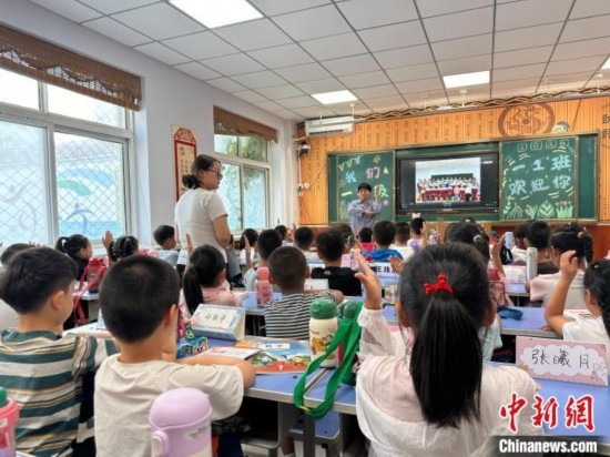 圖為衡水市康復(fù)街小學(xué)，老師講解開學(xué)第一課校園紀(jì)律與禮儀。徐鵬璐 攝