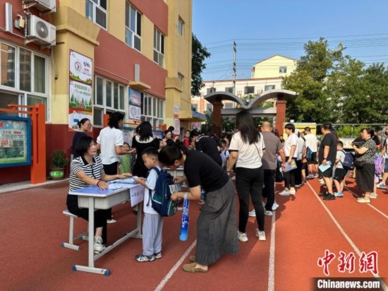 圖為衡水市康復(fù)街小學(xué)，正在簽到的小學(xué)生。徐鵬璐 攝