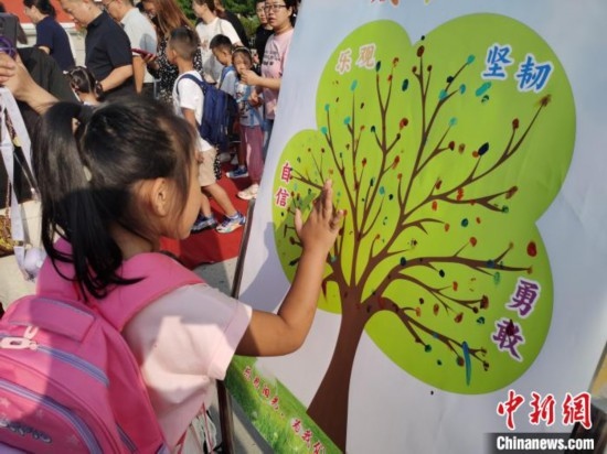 圖為衡水市利民路小學(xué)，孩子們在成長樹的“好習(xí)慣”樹枝上按手印做出承諾。張松 攝