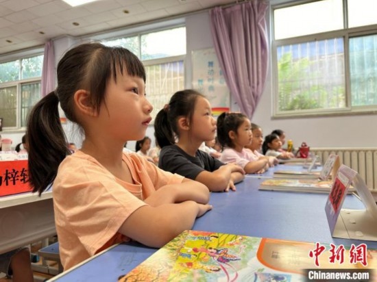 圖為衡水市康復(fù)街小學(xué)，小學(xué)生聽老師講開學(xué)第一課內(nèi)容。徐鵬璐 攝
