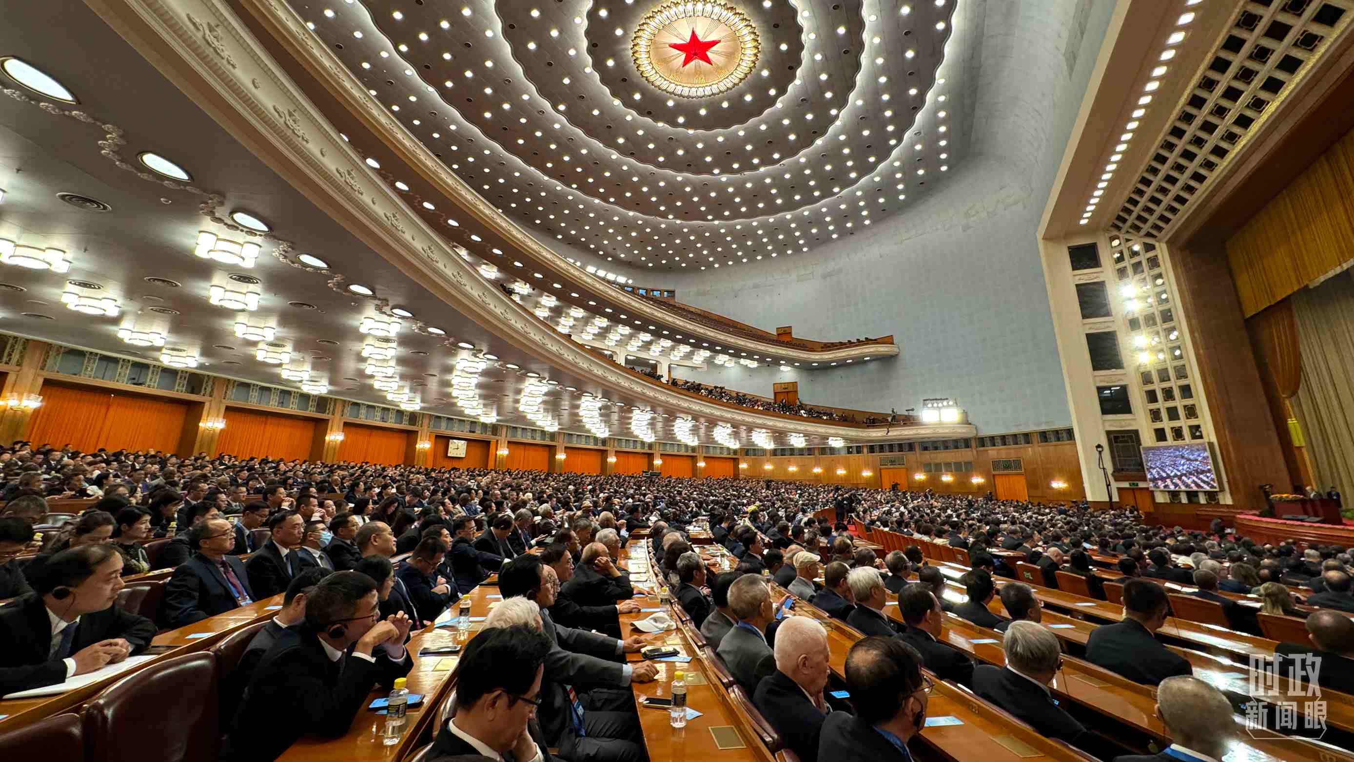 △中非合作論壇非方成員國國家元首、政府首腦、代表團(tuán)團(tuán)長及國際和地區(qū)組織負(fù)責(zé)人等中外各界人士3200余人出席開幕式。（總臺央視記者蔣碩拍攝）