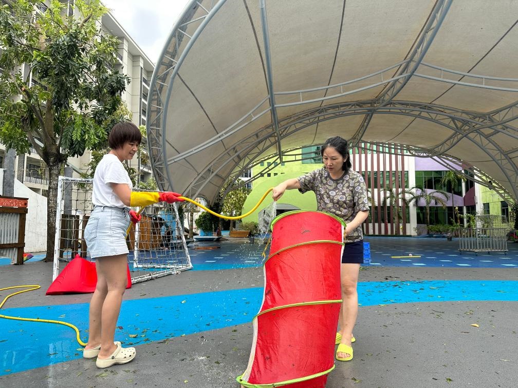 海口市教育幼兒園在臺(tái)風(fēng)過(guò)后進(jìn)行室外環(huán)境清理。新華社記者 陳凱姿 攝