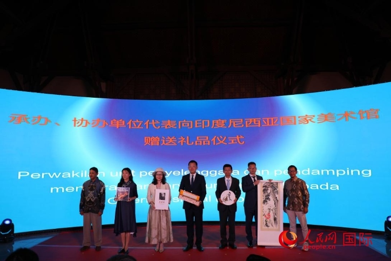 在展覽開幕式現(xiàn)場，本次展覽的承辦、協(xié)辦單位代表向印尼國家美術(shù)館贈送禮品。人民網(wǎng)記者 曹師韻攝