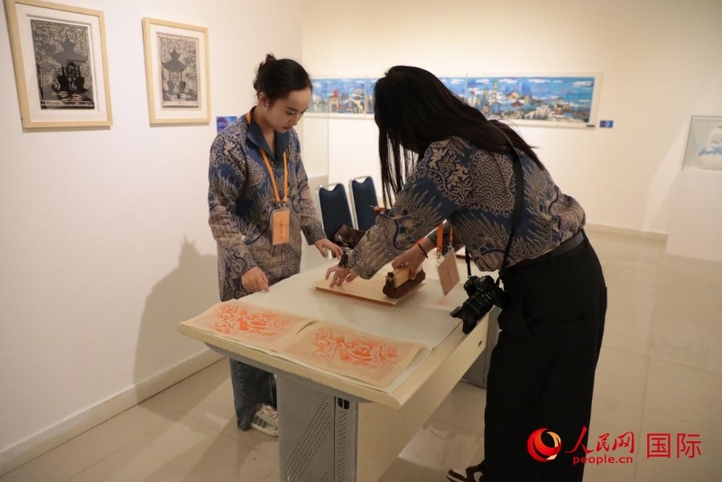展覽現(xiàn)場的拓印技藝體驗工坊。人民網(wǎng)記者曹師韻攝