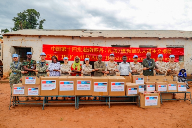 維和官兵與學(xué)校代表進(jìn)行物資交接。王皓宇攝